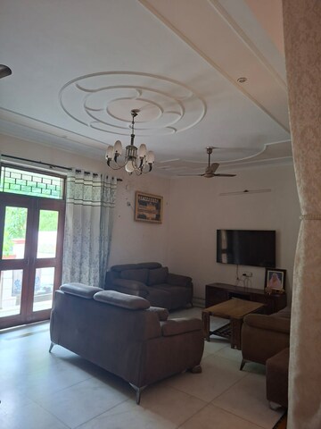 Living Room in 3 BHK Builder Floor at Tulip Mall, Sector 46 – for Rent