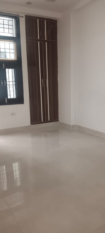 Room in 3 BHK Builder Floor at Gaur City-2, Gaur City 2 – for Rent
