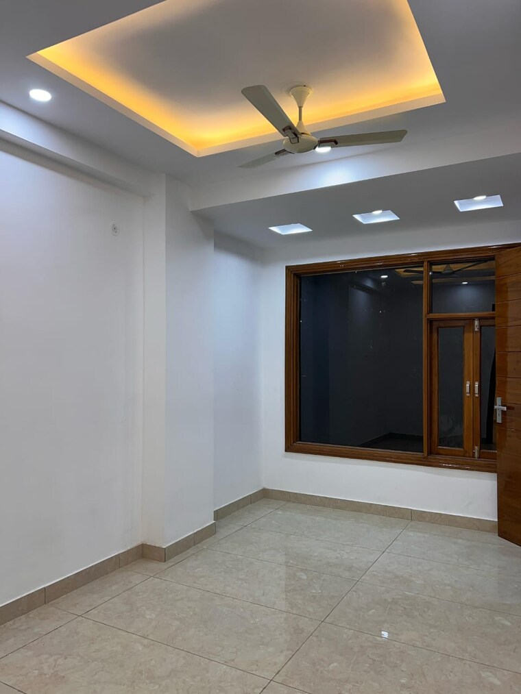 Room, sector 73 4 Bedroom 1600 Sq.Ft. Builder Floor In Sector 73 Noida 9274634