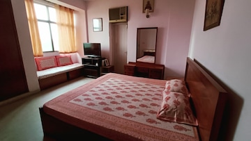 Bedroom in 4 BHK Apartment at DLF Silver Oaks, Sector 26 – for Rent