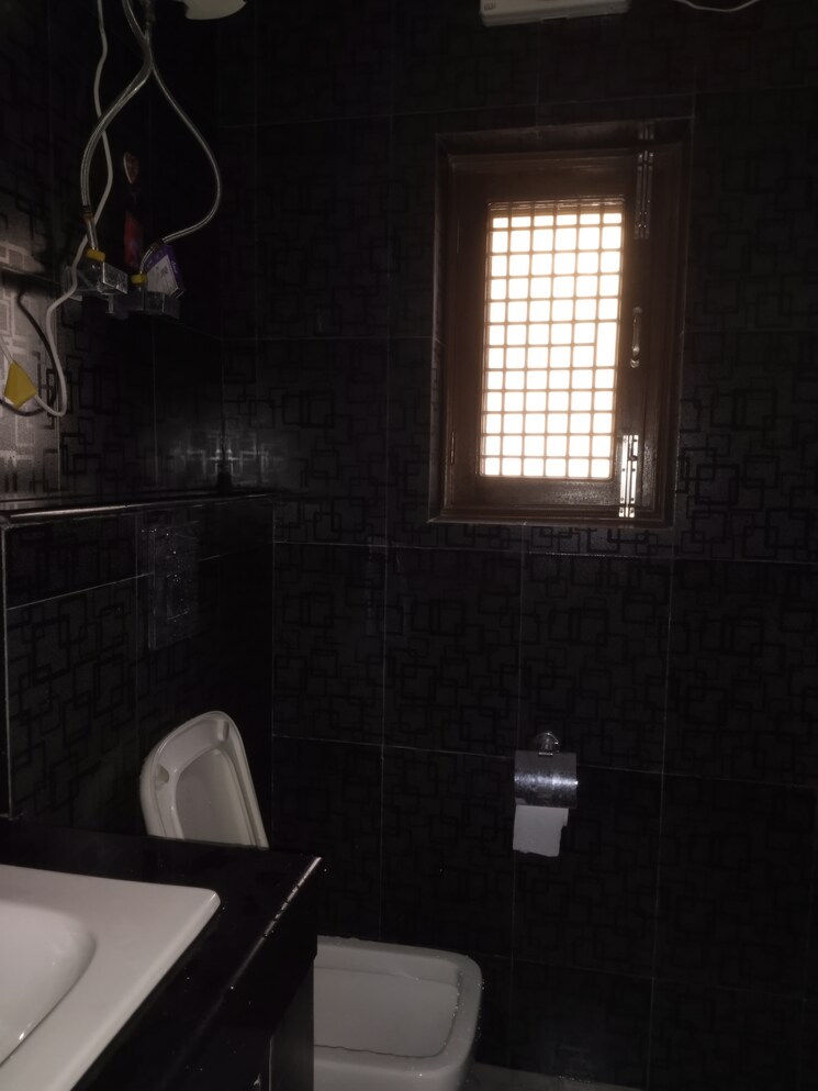 Attached Bathroom, sarita-vihar-pocket-g-rwa 3 Bedroom 2000 Sq.Ft. Apartment In Sarita Vihar Delhi 9274780