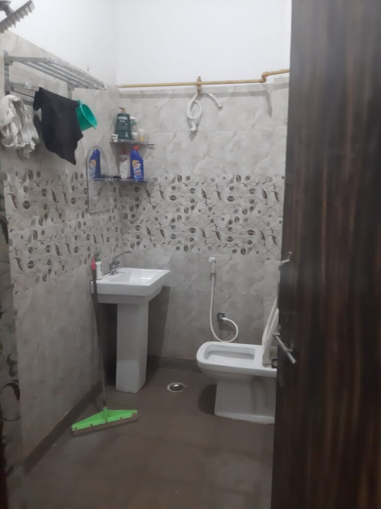 Attached Bathroom, girdhar-enclave 2 Bedroom 55 Sq.Yd. Apartment In Gt Road Ghaziabad 9274788