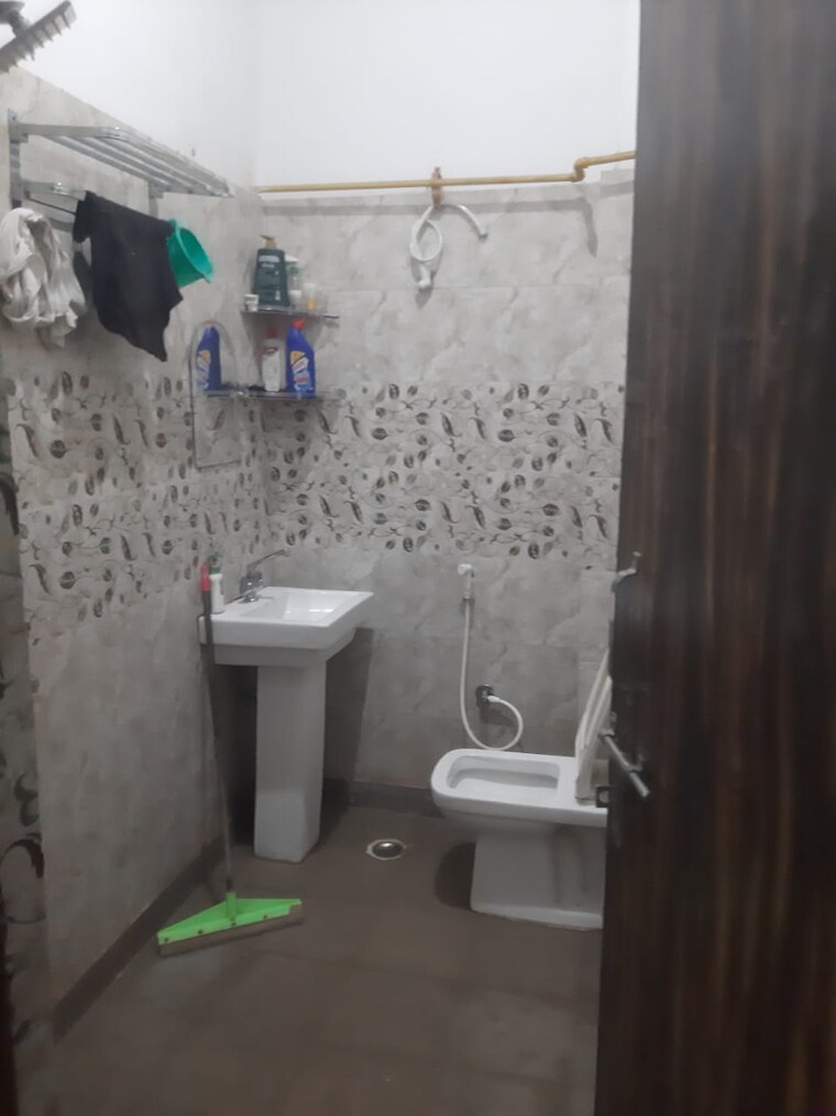 Attached Bathroom, girdhar-enclave 2 Bedroom 55 Sq.Yd. Apartment In Gt Road Ghaziabad 9274788
