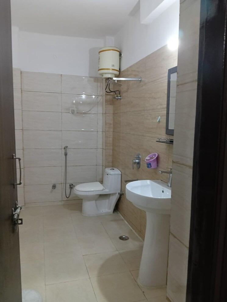 Bathroom, sector 52 3.5 Bedroom 2100 Sq.Ft. Builder Floor In Sector 52 Gurgaon 9274815