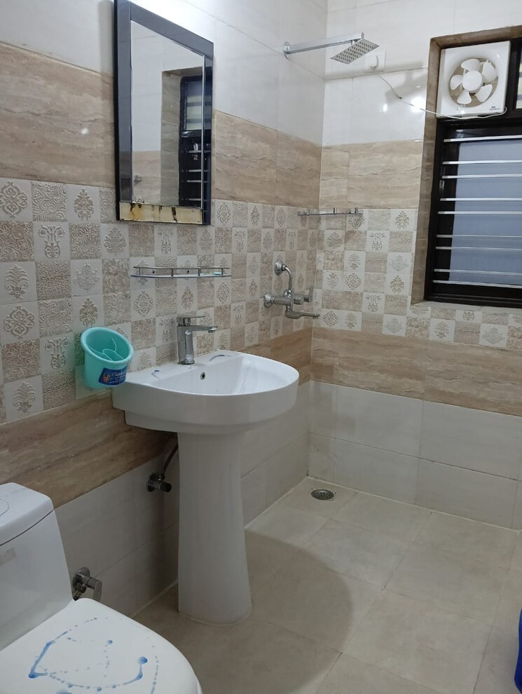 Bathroom, sector 52 3.5 Bedroom 2100 Sq.Ft. Builder Floor In Sector 52 Gurgaon 9274815