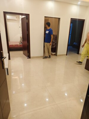 Room in 2.5 BHK Builder Floor at Sector 52 – for Rent