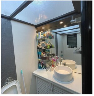 Furnished Amenities in 2 BHK Apartment at Poseidon Apartment, Andheri West – for Sale