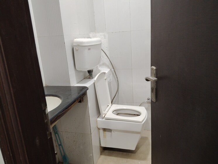 Bathroom, netaji subhash place Commercial Office Space 993 Sq.Ft. In Netaji Subhash Place Delhi 9275014