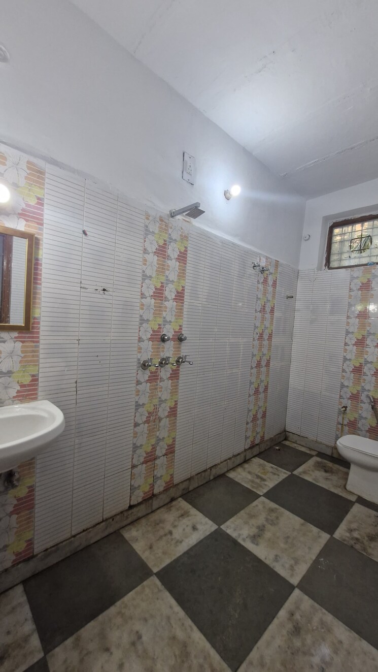 Bathroom, omicron ii greater noida 5 Bedroom 250 Sq.Mt. Independent House In Omicron Ii Greater Noida Greater Noida 9275027