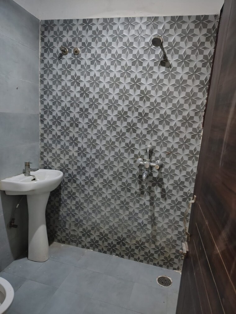 Bathroom, ms-enclave-zirakpur 2 Bedroom 100 Sq.Yd. Apartment In Dhakoli Zirakpur 9275057