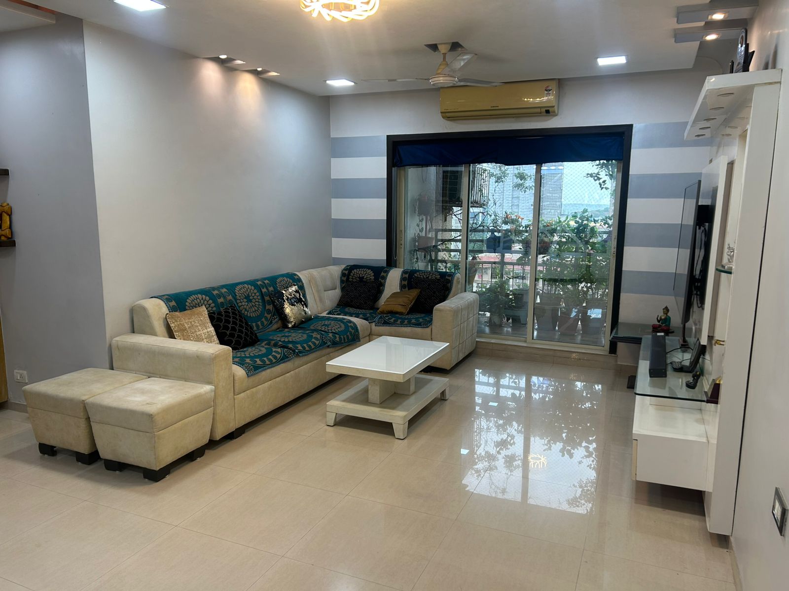 3 BHK 1500 Sq.Ft. Apartment in Rustomjee OZone