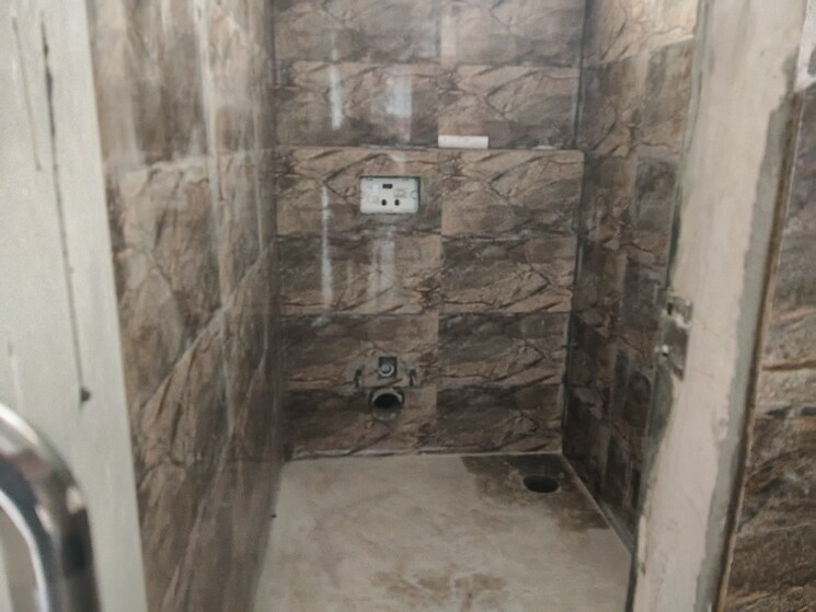 Bathroom, netaji subhash place Commercial Office Space 806 Sq.Ft. In Netaji Subhash Place Delhi 9275084