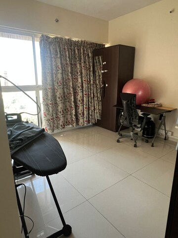 Room in 3.5 BHK Apartment at Runwal Elegante, Andheri West – for Sale