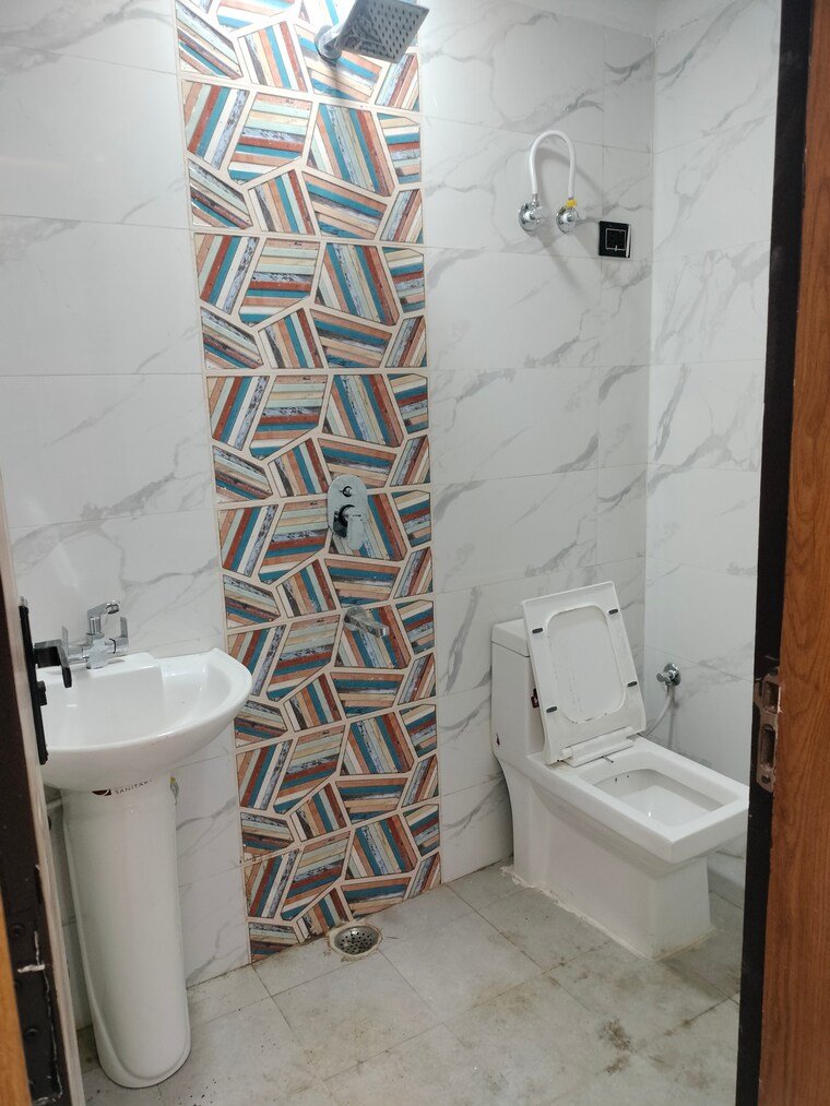 Bathroom, knowledge park v greater noida 3 Bedroom 1700 Sq.Ft. Builder Floor In Knowledge Park V Greater Noida Greater Noida 9275308