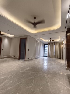 Room in 3 BHK Builder Floor at Panchsheel Enclave – for Rent