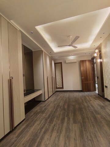 Room in 3 BHK Builder Floor at Panchsheel Enclave – for Rent