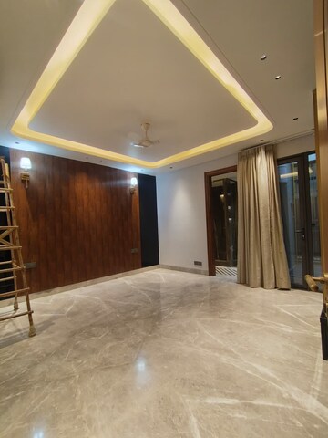 Room in 3 BHK Builder Floor at Panchsheel Enclave – for Rent