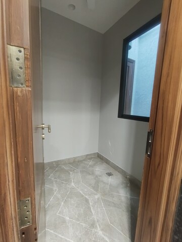 Room in 3 BHK Builder Floor at Panchsheel Enclave – for Rent