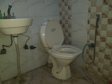 Bathroom in 1.5 BHK Builder Floor at Vaishali Sector 4 – for Rent