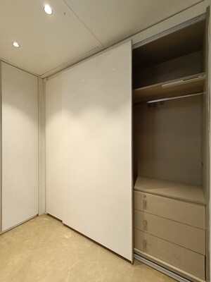 Room in 4 BHK Builder Floor at DLF Green Avenue, Dlf Phase iv – for Rent