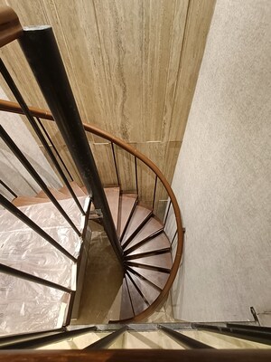 Staircase in 4 BHK Builder Floor at DLF Green Avenue, Dlf Phase iv – for Rent