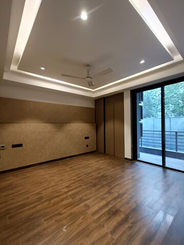 Room in 4 BHK Builder Floor at DLF Green Avenue, Dlf Phase iv – for Rent
