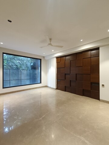 Room in 4 BHK Builder Floor at DLF Green Avenue, Dlf Phase iv – for Rent