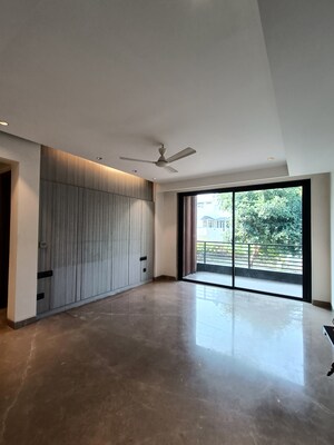 Room in 4 BHK Builder Floor at DLF Green Avenue, Dlf Phase iv – for Rent