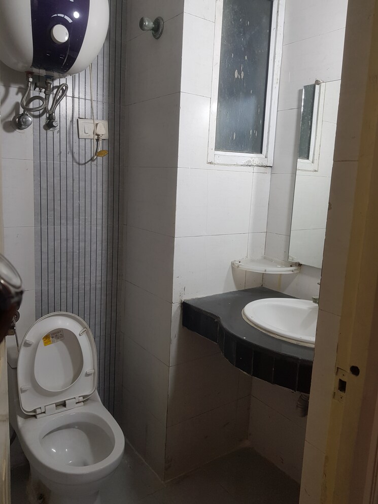 Bathroom, vaishali sector 4 1.5 Bedroom 800 Sq.Ft. Builder Floor In Vaishali Sector 4 Ghaziabad 9275286
