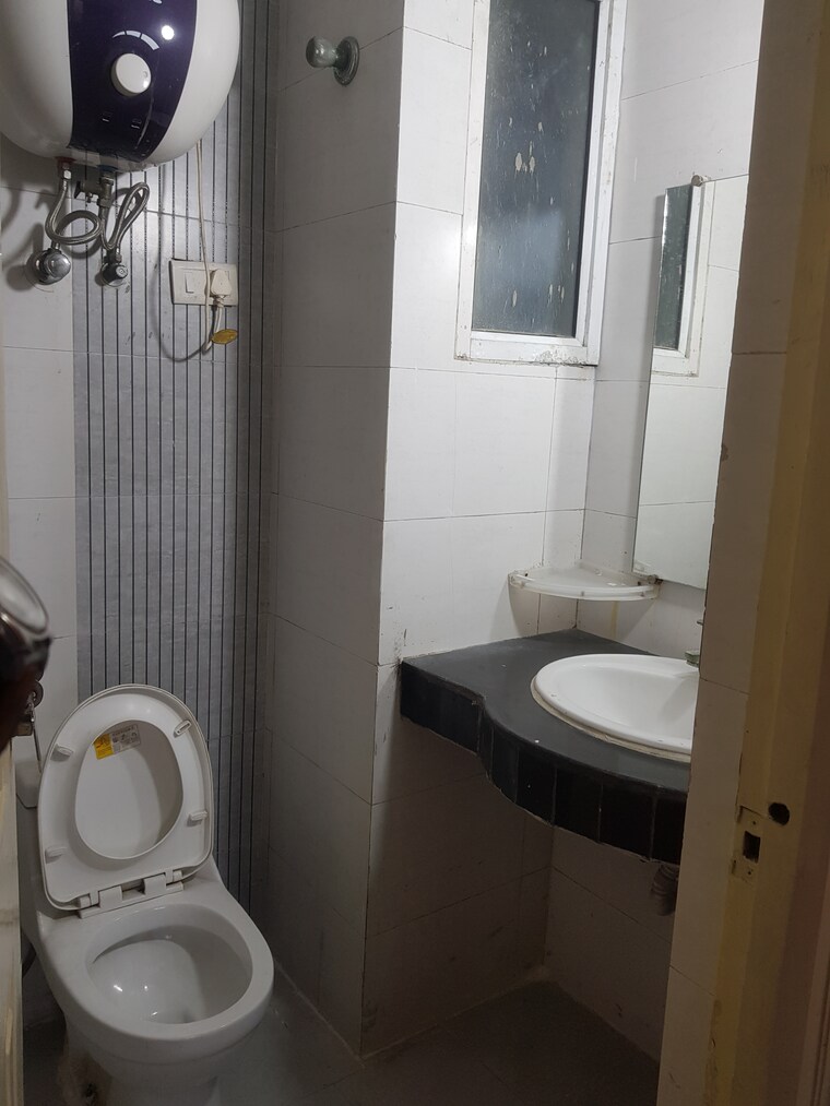 Bathroom, vaishali sector 4 1.5 Bedroom 800 Sq.Ft. Builder Floor In Vaishali Sector 4 Ghaziabad 9275286