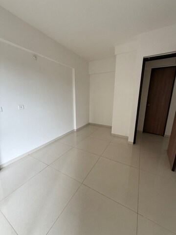 Room in 2 BHK Apartment at Godrej Tranquil, Kandivali East – for Rent