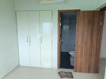 Room in 2 BHK Apartment at Kalpataru The Sunrise, Kolshet Road – for Rent