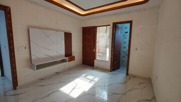 Room in 4 BHK Builder Floor at Green Fields Colony – for Rent