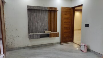 Room in 4 BHK Builder Floor at Green Fields Colony – for Rent