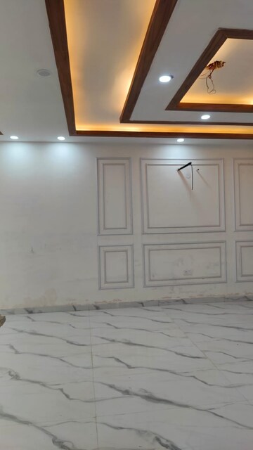 Room in 4 BHK Builder Floor at Green Fields Colony – for Rent