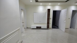 Room in 4 BHK Builder Floor at Green Fields Colony – for Rent