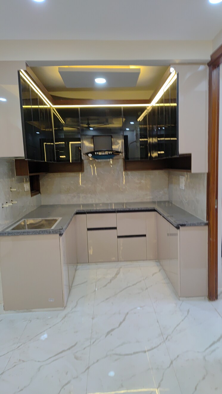 Kitchen, mohan garden 3 Bedroom 90 Sq.Yd. Builder Floor In Mohan Garden Delhi 9275743