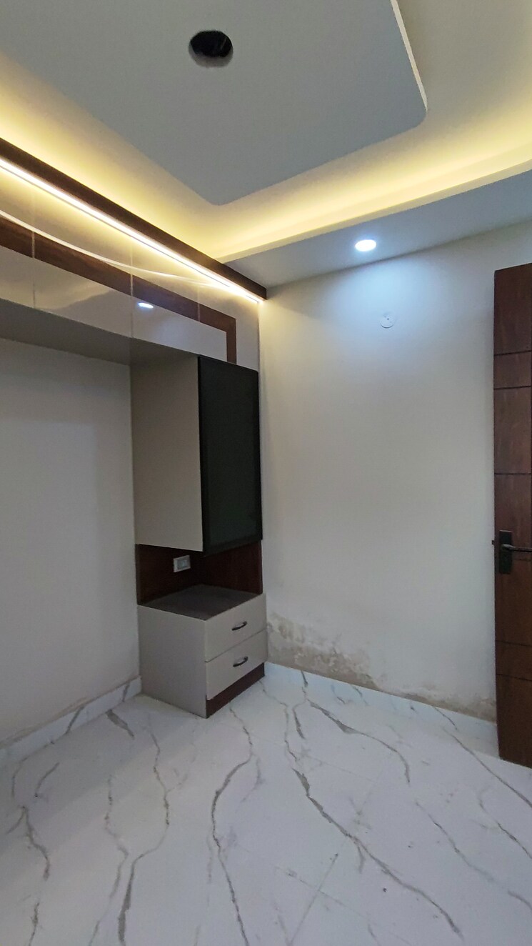 Room, mohan garden 3 Bedroom 90 Sq.Yd. Builder Floor In Mohan Garden Delhi 9275743