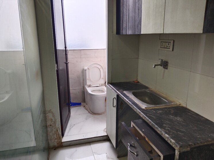 Bathroom, netaji subhash place Commercial Office Space 549 Sq.Ft. In Netaji Subhash Place Delhi 9275740