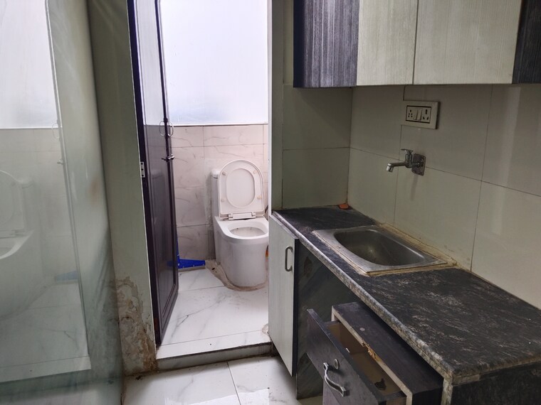Bathroom, netaji subhash place Commercial Office Space 549 Sq.Ft. In Netaji Subhash Place Delhi 9275740