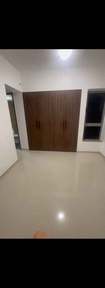 Room in 2 BHK Apartment at Kalpataru Immensa, Kolshet Road – for Rent