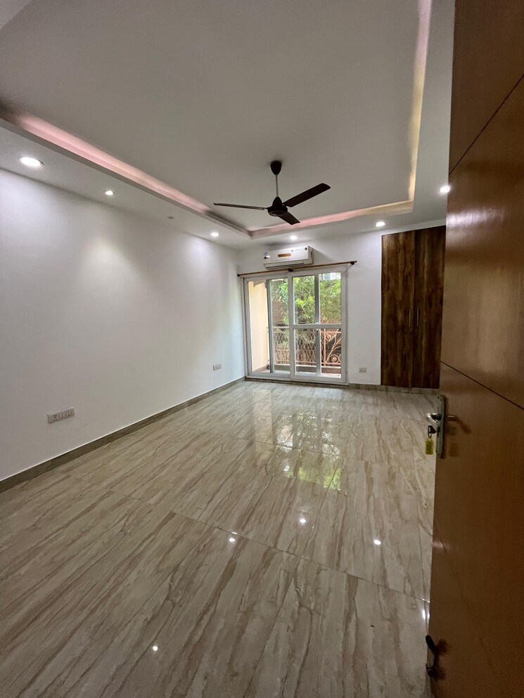 Room, soami nagar 4 Bedroom 3600 Sq.Ft. Builder Floor In Soami Nagar Delhi 9275815