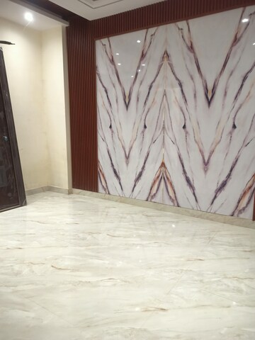 Room in 2 BHK Builder Floor at Sector 102 – for Sale