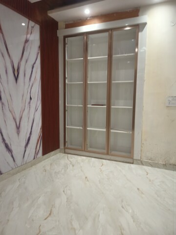 Room in 2 BHK Builder Floor at Sector 102 – for Sale