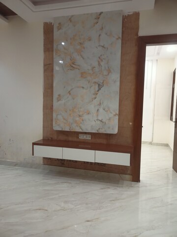 Room in 2 BHK Builder Floor at Sector 102 – for Sale