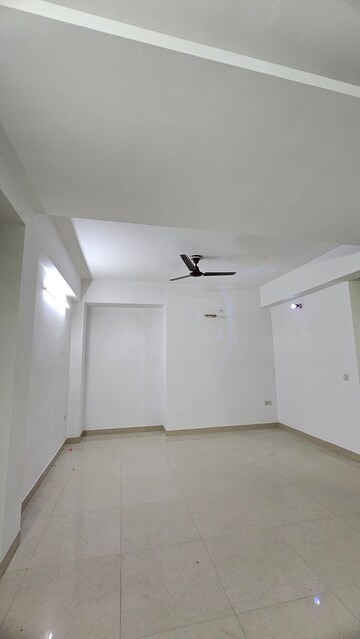 Room in 2 BHK Apartment at Shalimar Vista, Gomti Nagar – for Rent