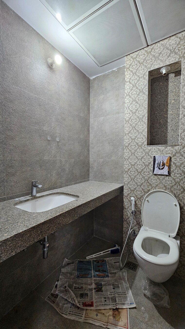 Bathroom, shalimar-vista 2 Bedroom 1400 Sq.Ft. Apartment In Gomti Nagar Lucknow 9275857
