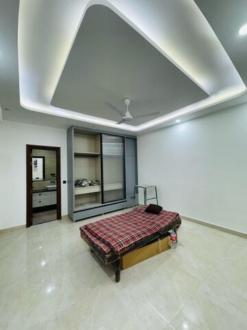 Room in 4 BHK Villa at Sainik Farm – for Sale