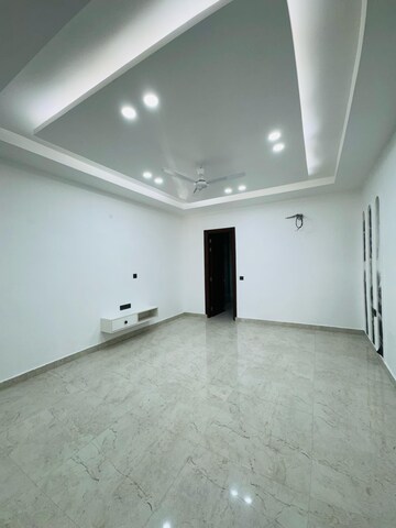 Room in 4 BHK Villa at Sainik Farm – for Sale