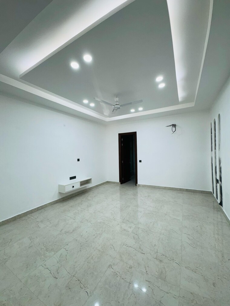 Room, sainik farm 4 Bedroom 3600 Sq.Ft. Villa In Sainik Farm Delhi 9275875